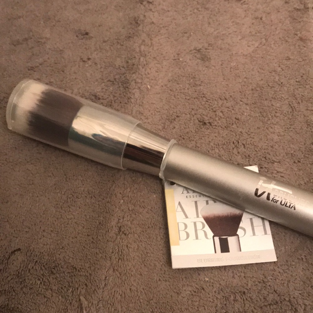 It cosmetics airbrush blurring foundation brush